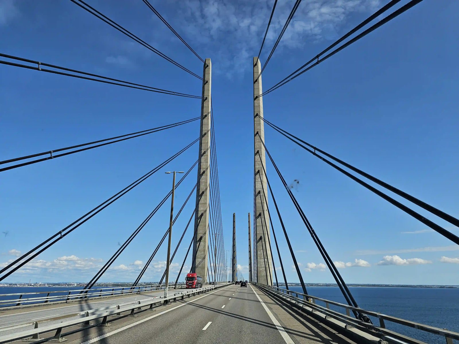 Fahrt über die Öresundbrücke zwischen Dänemark und Schweden mit hohen Pylonen und Schrägseilen