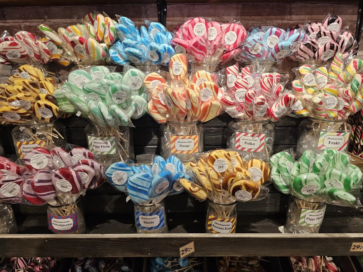 Bunte, einzeln verpackte Zuckerstangen und Lutscher in zahlreichen Farben in einem Süsswarengeschäft