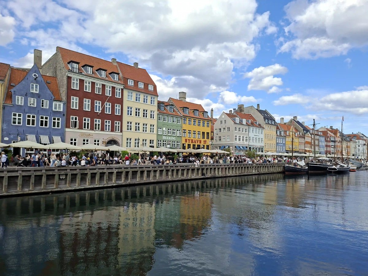 Bunte historische Häuser und Segelschiffe am Nyhavn in Kopenhagen