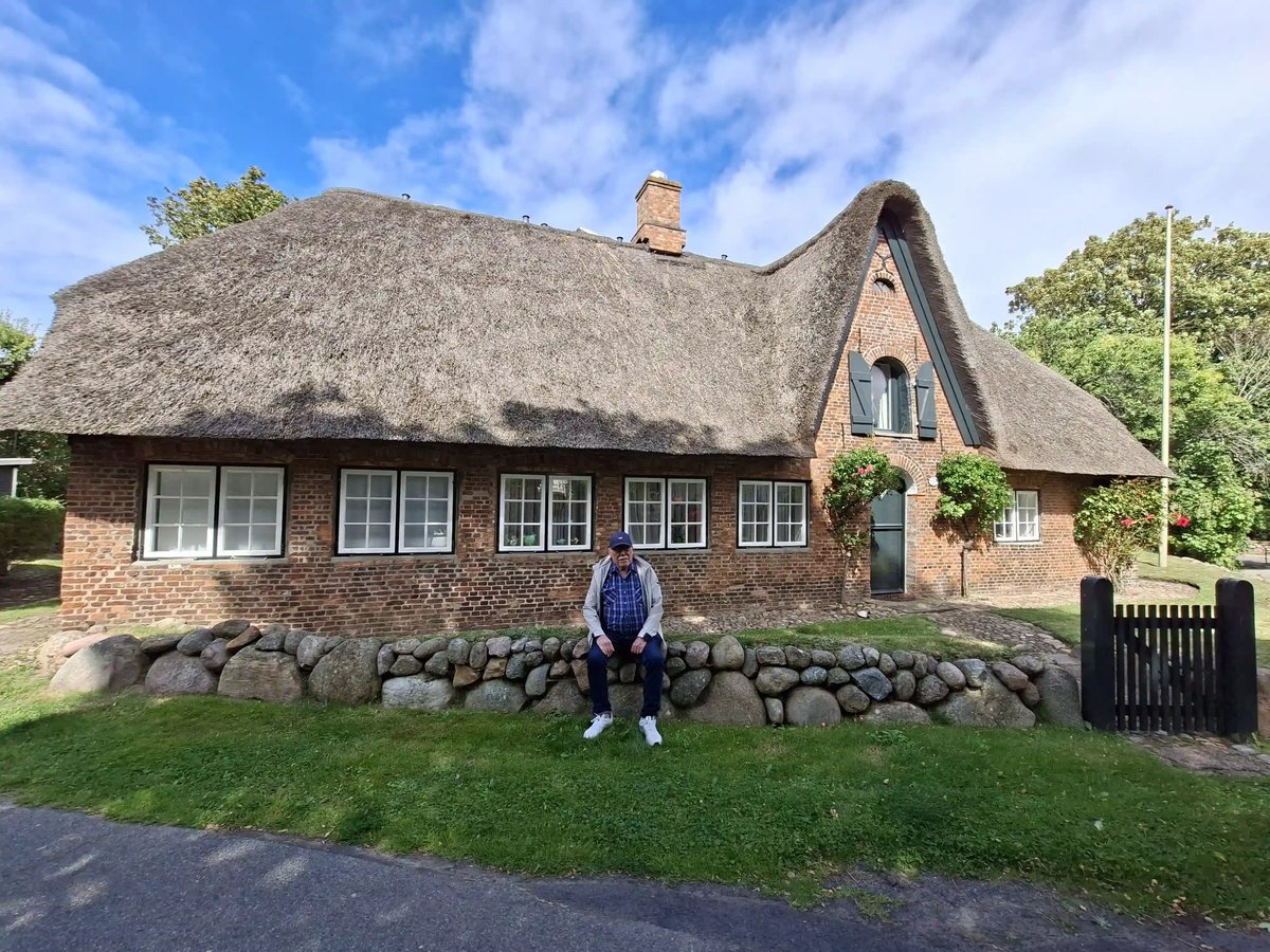 Traditionelles Backsteinhaus mit grossem Reetdach und Garten
