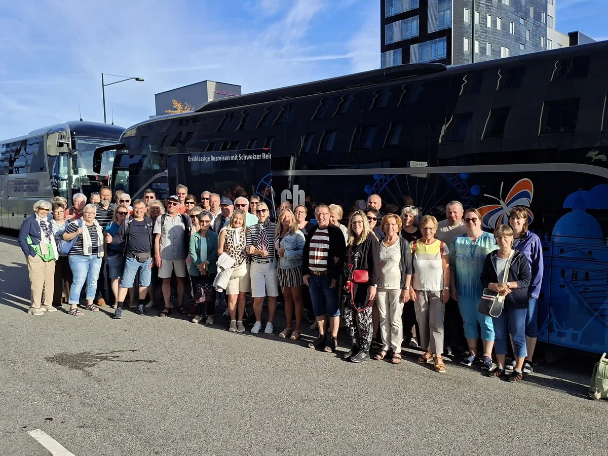 Reisegruppe vor einem car-tours.ch Reisebus