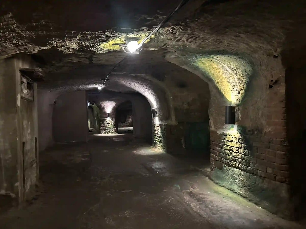 Historische Felsengänge mit gewölbten Gängen und beleuchteten Sandsteinwänden unter Nürnberg.
