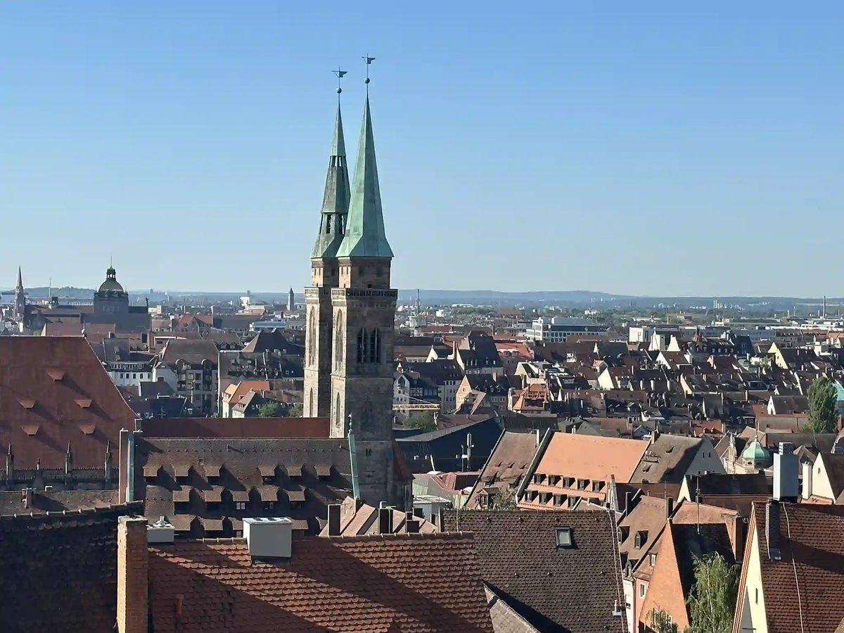 Blick über die Dächer der Nürnberger Altstadt mit der markanten Sebalduskirche.