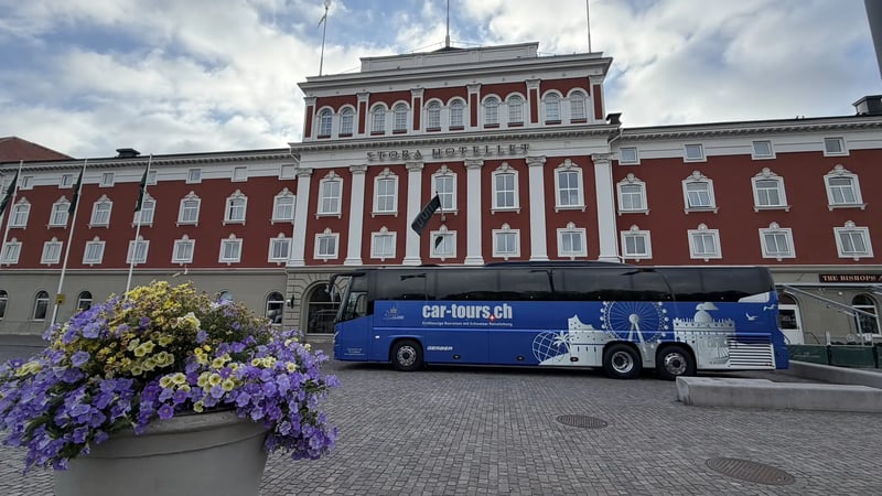 car-tours.ch Reisebus vor dem Stora Hotellet in Schweden