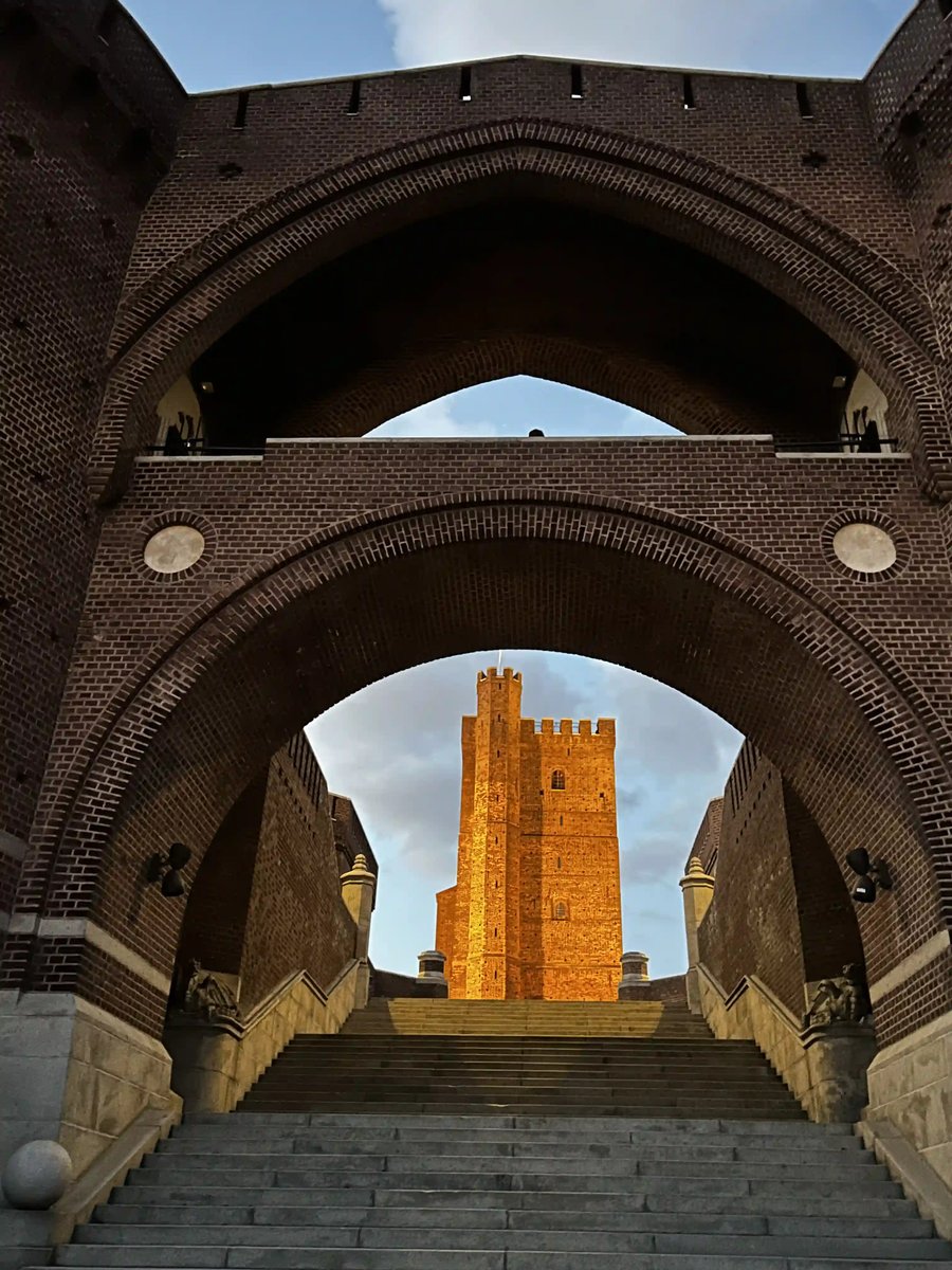 Blick durch die Backsteinbögen auf den mittelalterlichen Turm Kärnan in Helsingborg