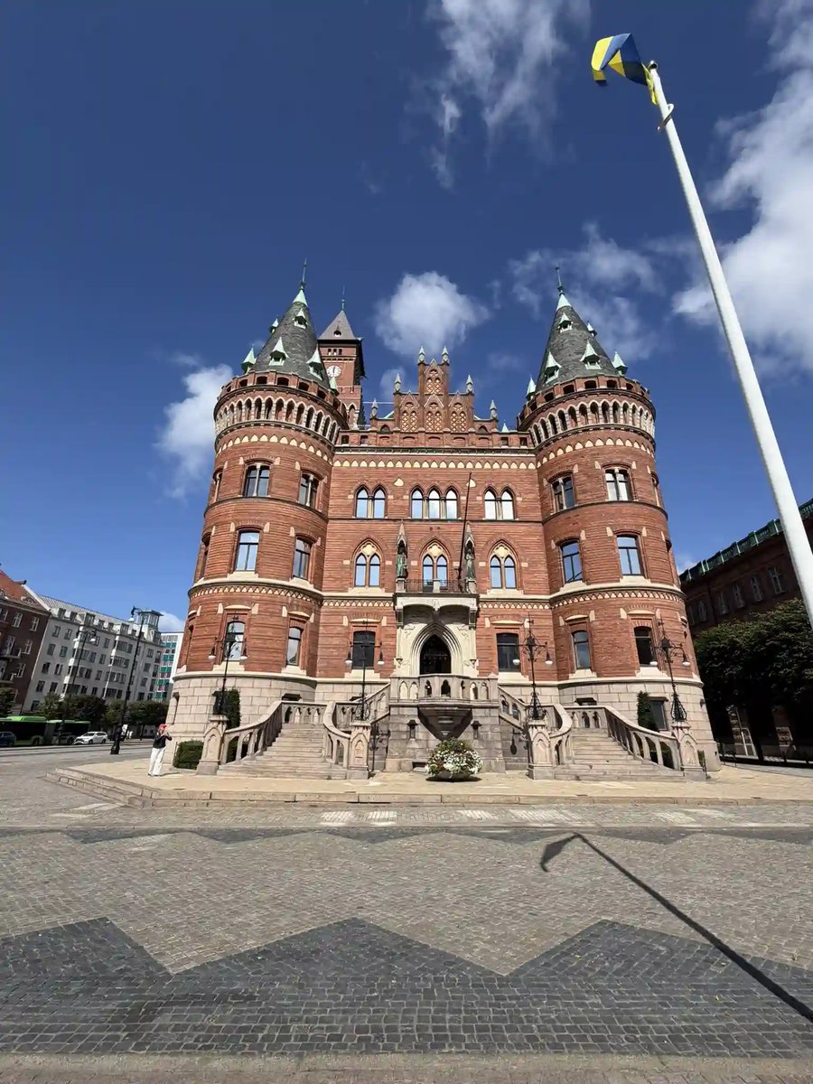 Historisches Rathaus von Helsingborg mit markanten Türmen unter blauem Himmel.