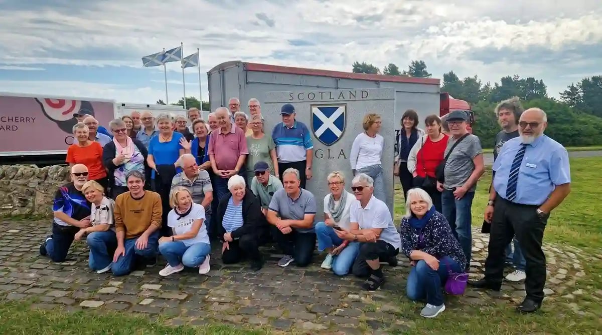 Reisegruppe vor dem car-tours.ch Reisecar.