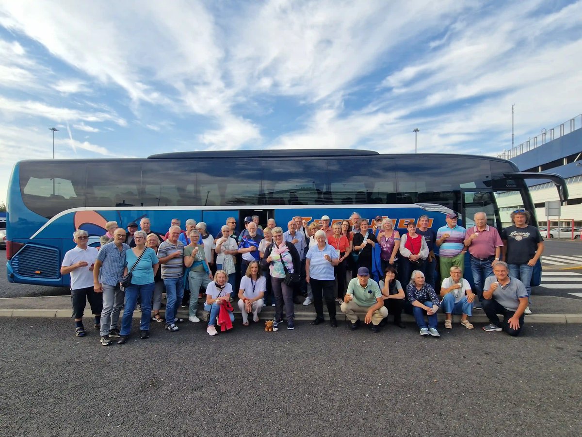 Reisegruppe vor dem car-tours.ch Reisecar.