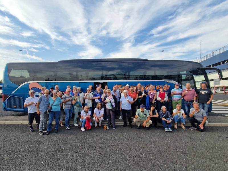 Reisegruppe vor dem car-tours.ch Reisecar.