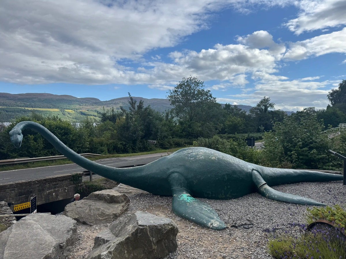 Nessie-Skulptur am Loch Ness in den schottischen Highlands.