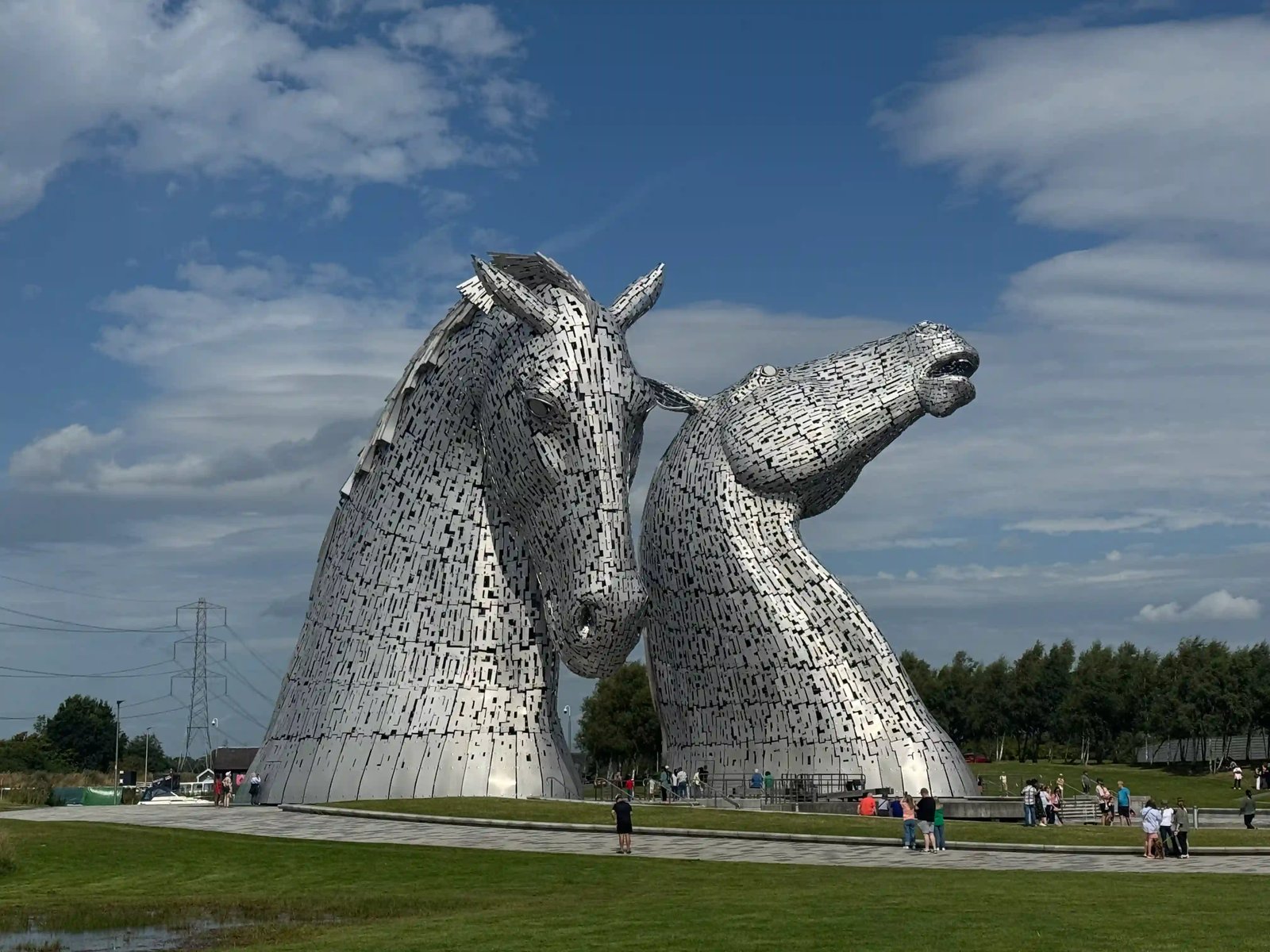 Die Kelpies, monumentale Pferdekopf-Skulpturen bei Falkirk in Schottland.