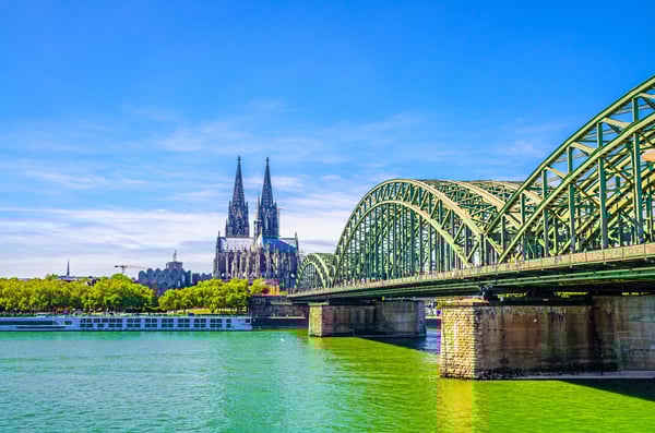 Blick auf den Kölner Dom und die Hohenzollernbrücke über den Rhein bei klarem Himmel