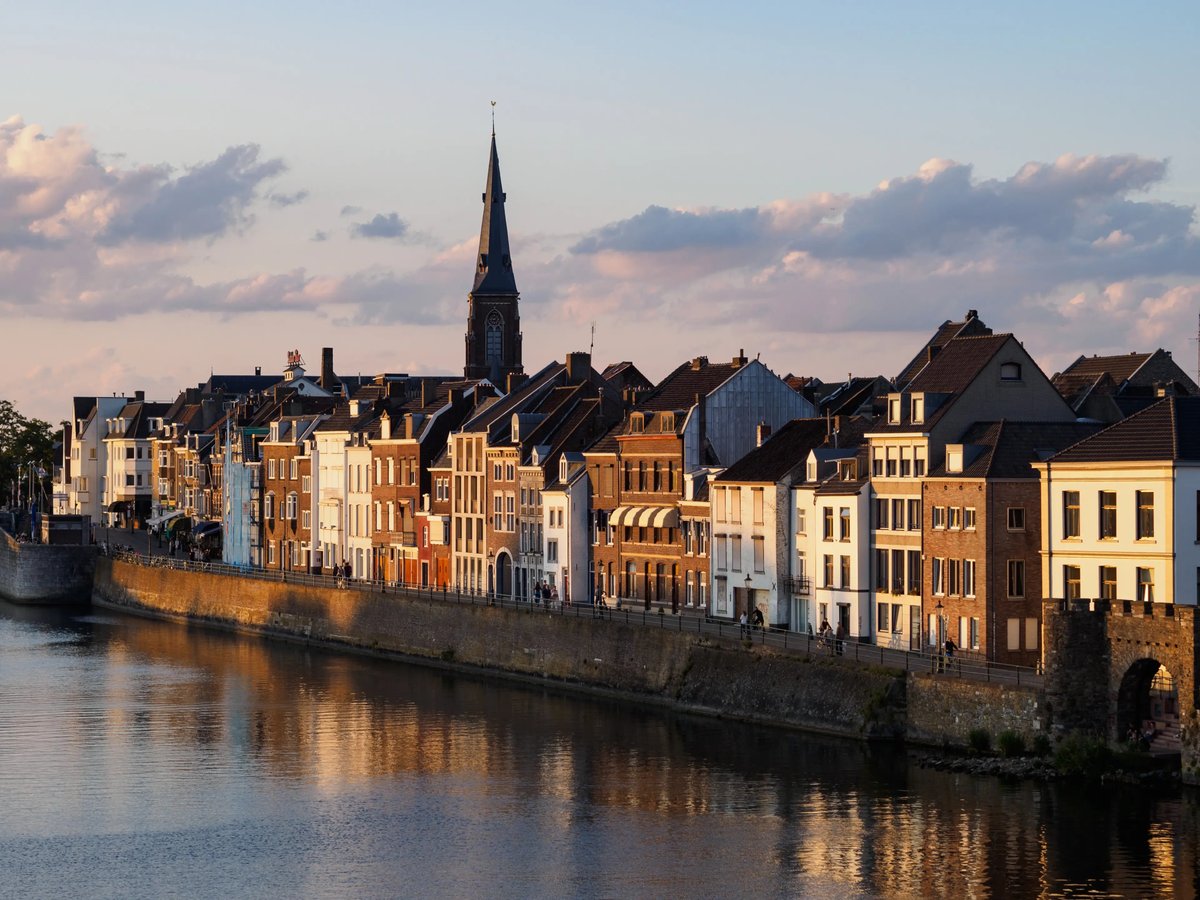 Maisons historiques le long de la Meuse à Maastricht à la lumière du soir