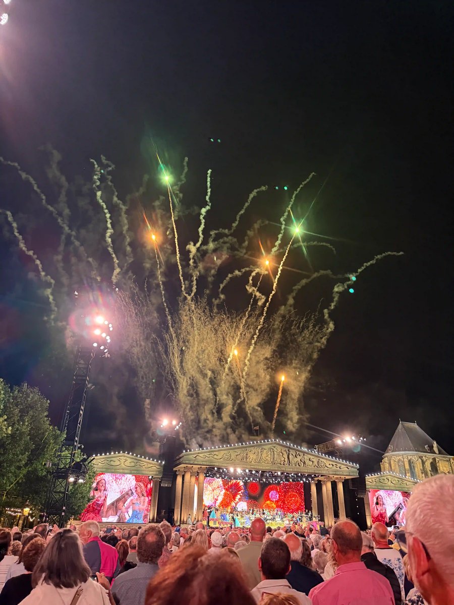 Farbenprächtiges Feuerwerk über der festlich beleuchteten Konzertbühne vor grossem Publikum.