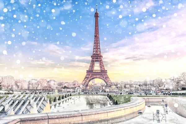 Eiffelturm in Paris mit Schneefall und Blick auf die Parkanlage