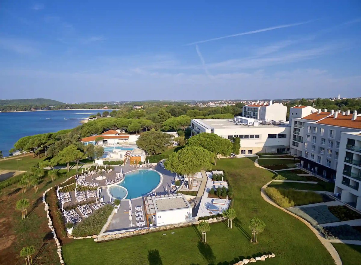 4-Sterne-Hotel Park Plaza Belvedere mit Poolanlage und Garten direkt an der Adriaküste
