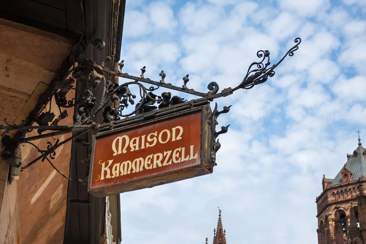 Historisches Schild „Maison Kammerzell“ in der Altstadt von Strassburg