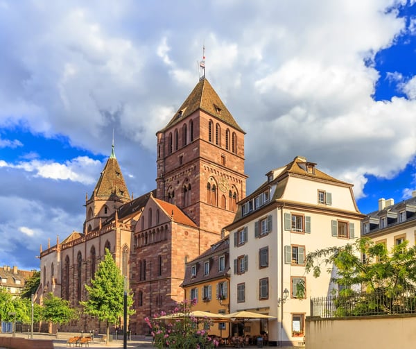 St.-Thomas-Kirche in Strassburg mit umliegenden historischen Gebäuden bei Tageslicht