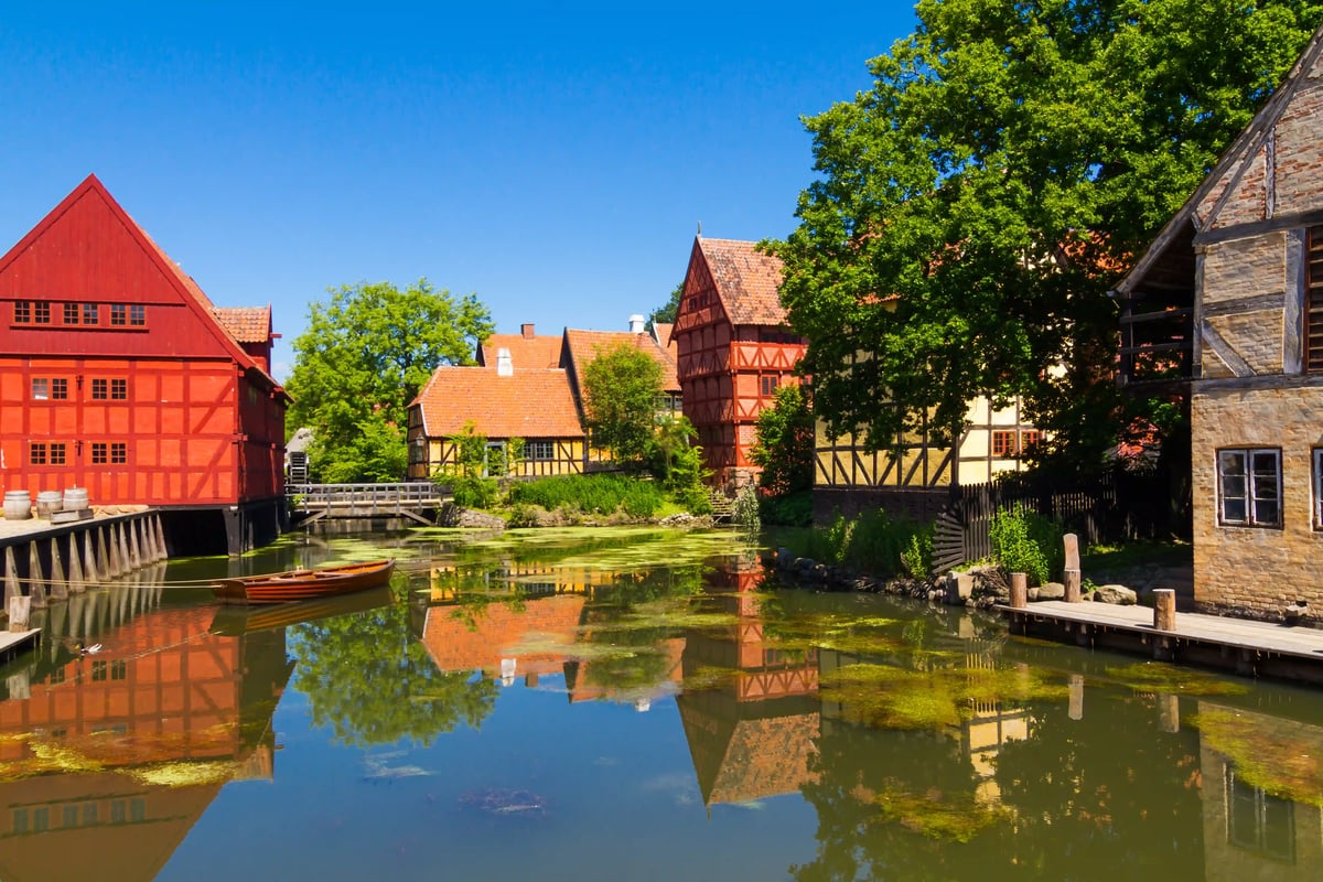 Historische Fachwerkhäuser am Wasser in der Altstadt von Aarhus.