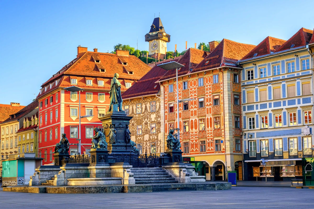Grazer Hauptplatz mit Erzherzog-Johann-Brunnen und farbenfrohen historischen Fassaden