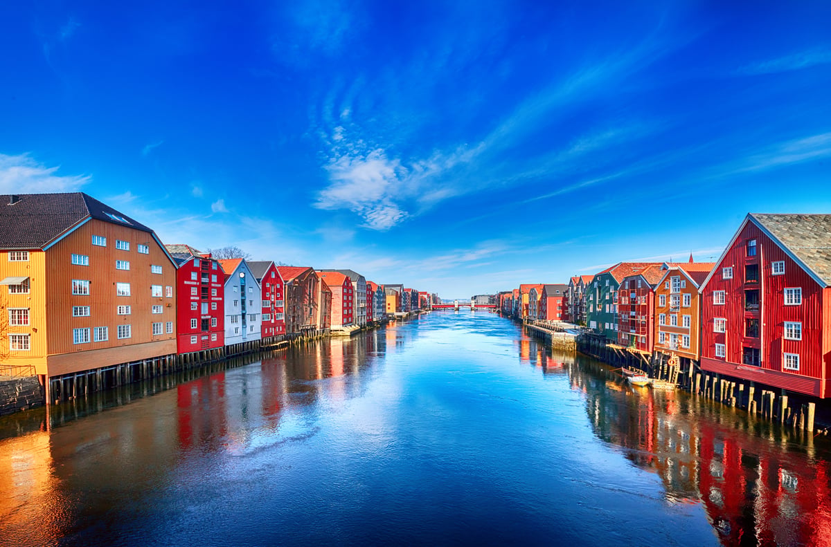 Bunte historische Speicherhäuser am Fluss Nidelva in Trondheim