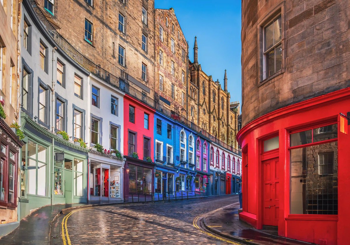 Farbenfrohe Häuser und Kopfsteinpflastergasse in der Altstadt von Edinburgh
