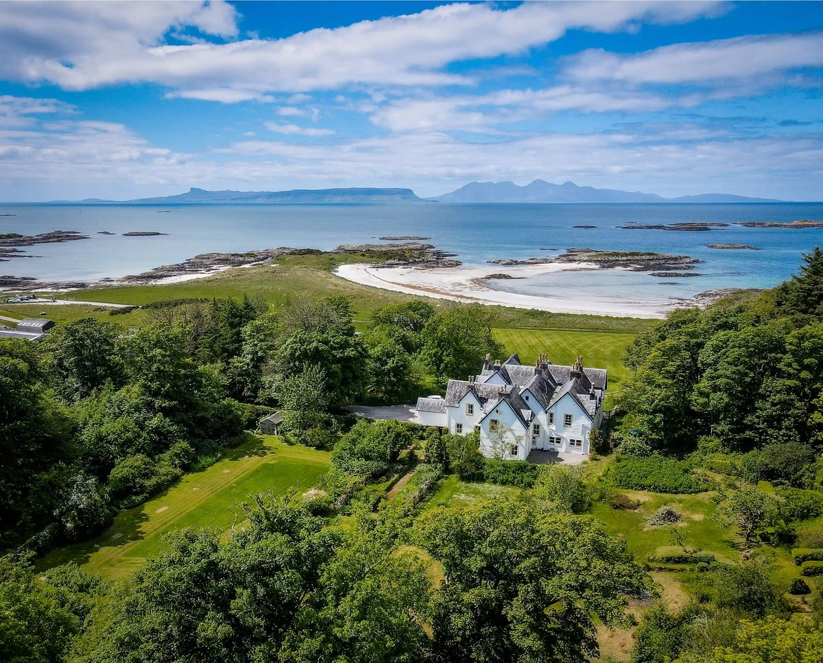 Silver Sands of Morar mit weissem Sandstrand und Blick auf die schottischen Inseln