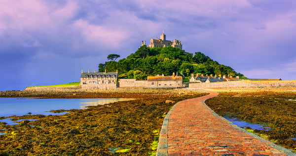 St. Michaels Mount mit Burg auf einem Hügel, verbunden durch einen schmalen Steinweg bei Ebbe