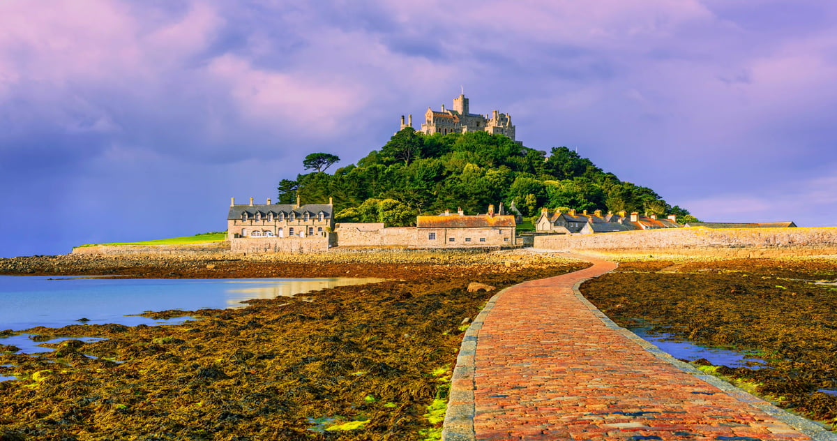 St. Michaels Mount mit Burg auf einem Hügel, verbunden durch einen schmalen Steinweg bei Ebbe
