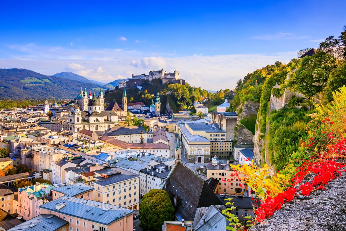 Vue sur la vieille ville de Salzbourg, ses clochers et la forteresse de Hohensalzburg.