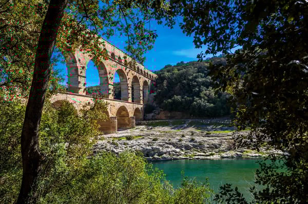 Römischer Aquädukt Pont du Gard spannt sich über den Fluss Gardon in grüner Natur