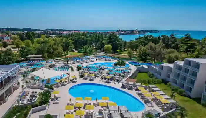 Moderne Hotelanlage mit grossem Pool, Sonnenterrassen und Blick auf das Meer an der Kueste Kroatiens