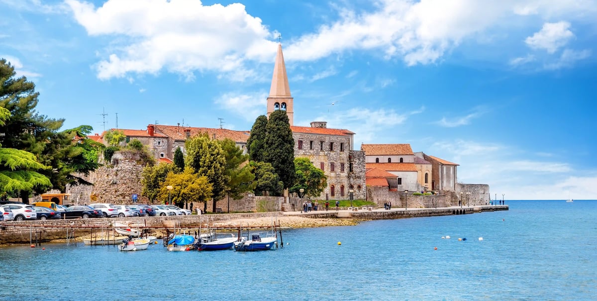 Historische Altstadt von Poreč mit Kirchturm, Booten im Hafen und Blick auf das Adriatische Meer