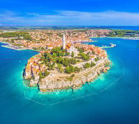 Luftaufnahme der Halbinsel Rovinj mit Altstadt, Kirche und türkisfarbenem Meer
