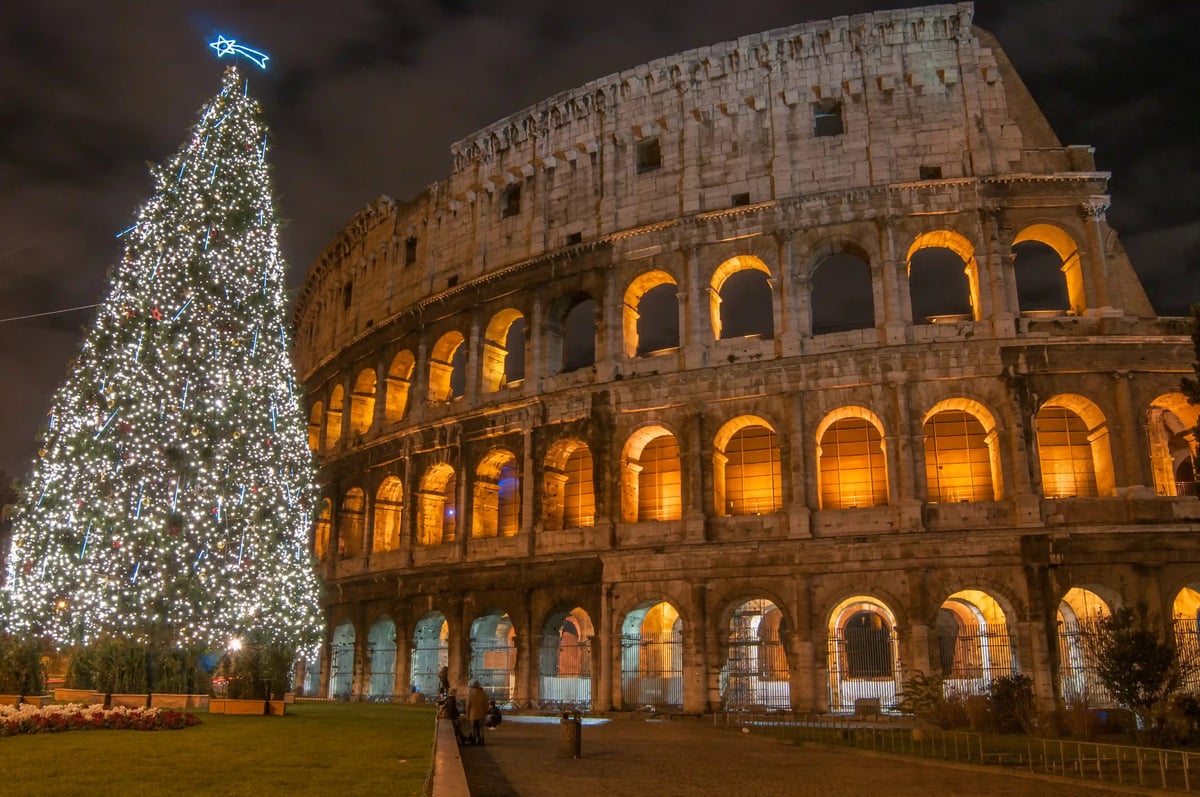 Weihnachtsbaum vor dem beleuchteten Kolosseum in Rom