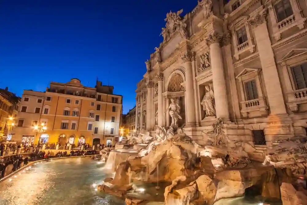 Trevi-Brunnen in Rom am Abend