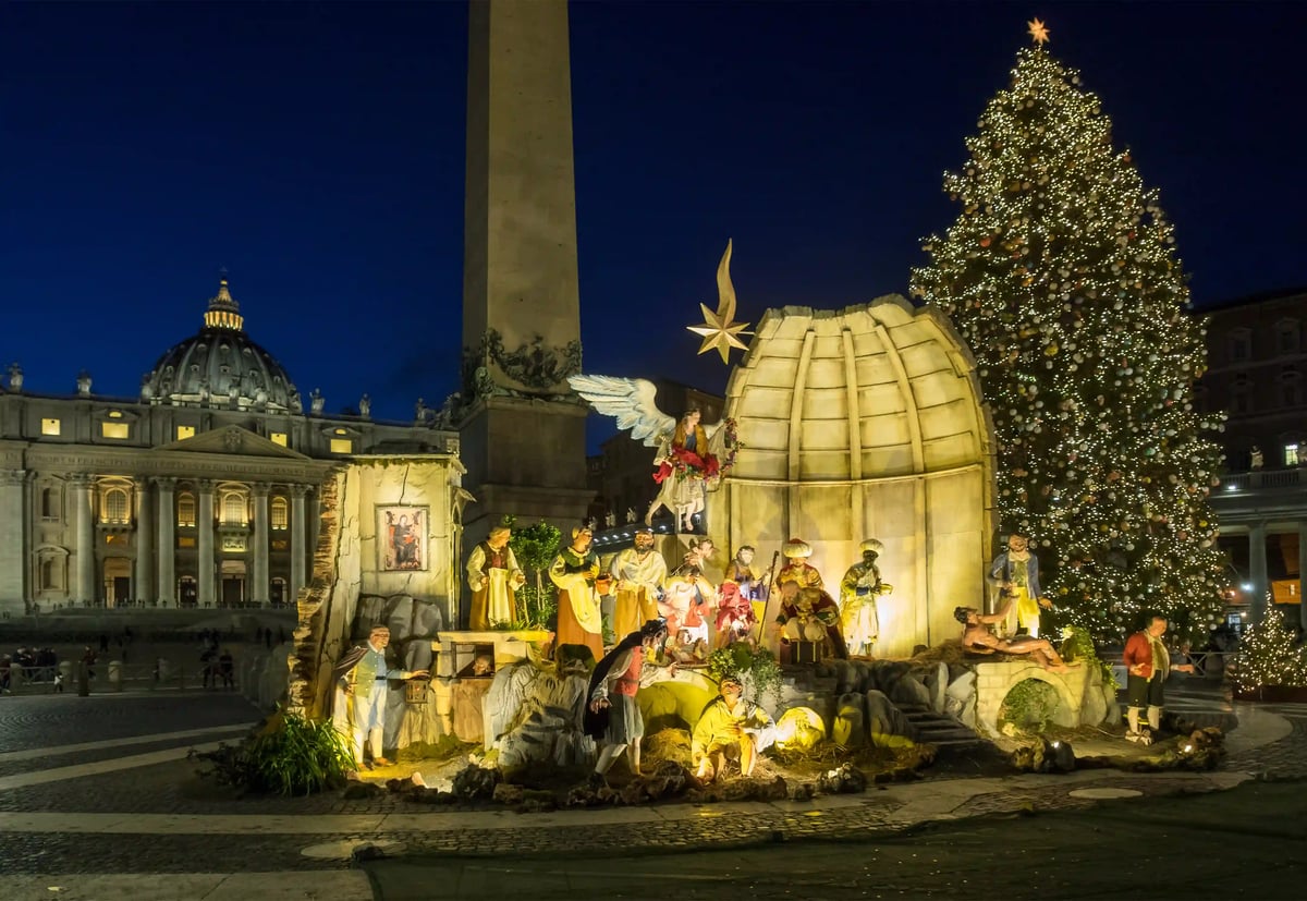 Weihnachtskrippe und Christbaum auf dem Petersplatz in Rom