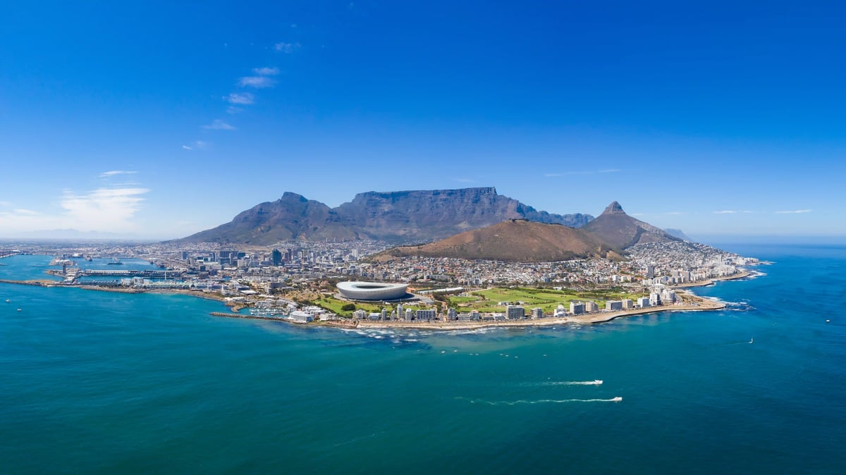 Panoramablick auf Kapstadt mit Tafelberg, Küstenlinie, Stadtgebiet und tiefblauem Ozean