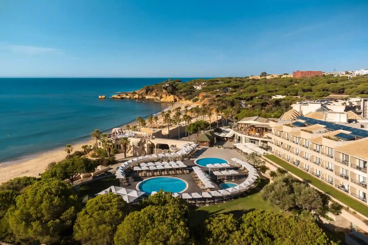 Weitläufige Hotelanlage mit Pools, Palmen und direkter Lage an der Küste der Algarve