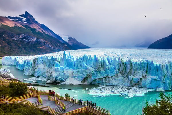 Gletscherfront des Perito Moreno mit abbrechendem Eis in türkisfarbenem Wasser