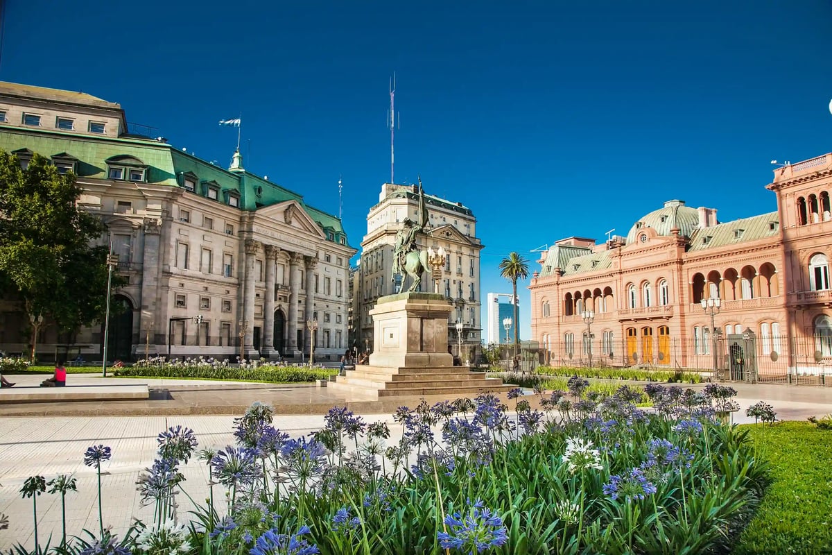 Plaza de Mayo in Buenos Aires mit Denkmal, Blumenbeeten und historischen Gebäuden