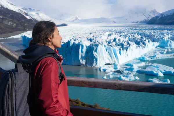 Person blickt von Aussichtspunkt auf den Perito Moreno Gletscher in Patagonien