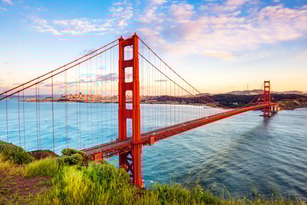 Golden Gate Bridge in San Francisco mit Blick auf die Bucht und die Skyline im Hintergrund