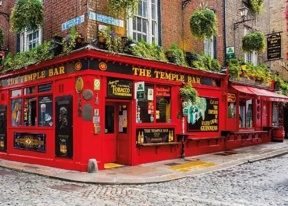 Rote Fassade des Temple Bar Pubs in Dublin mit Strassenecke und irischer Beschilderung