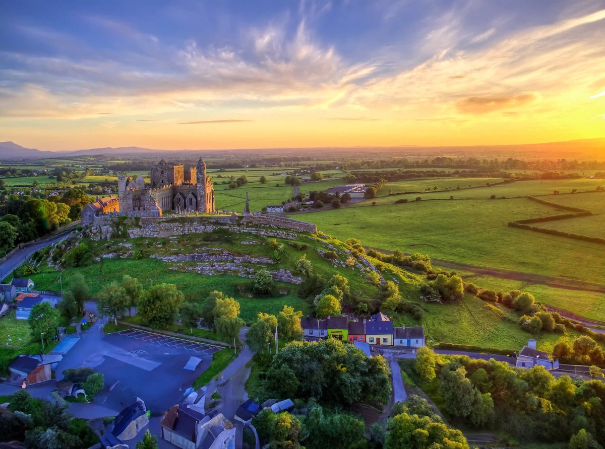 Rock of Cashel auf einem Hügel bei warmem Abendlicht mit weiter Landschaft im Hintergrund