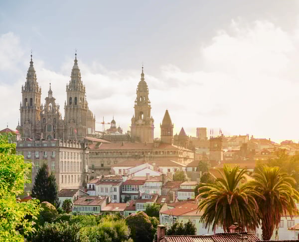 Blick auf die Kathedrale von Santiago de Compostela mit historischen Turmen und Altstadt