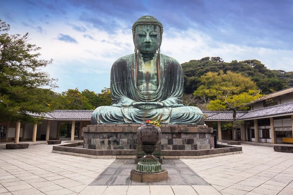 Grosser Buddha aus Bronze in Kamakura, sitzend in Meditationshaltung im Tempelhof
