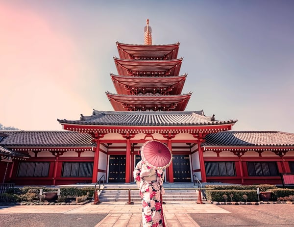 Pagode des Sensoji Tempels in Asakusa mit Person im Kimono und Sonnenschirm