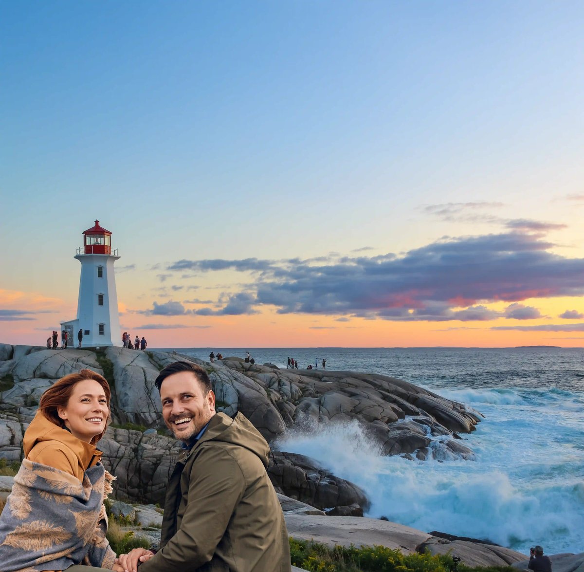 Paar sitzt auf Felsen an der kanadischen Atlantikküste, im Hintergrund ein weisser Leuchtturm, Meer und Abendhimmel mit Wolken