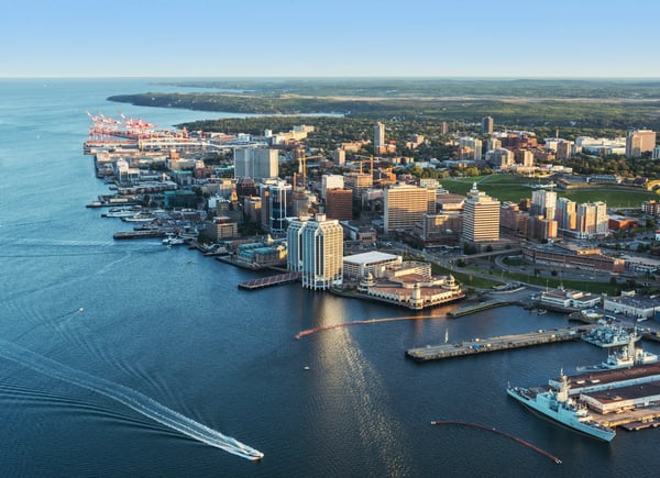 Luftaufnahme von Halifax mit Hafen, Hochhäusern, Booten und grüner Umgebung an der kanadischen Ostküste